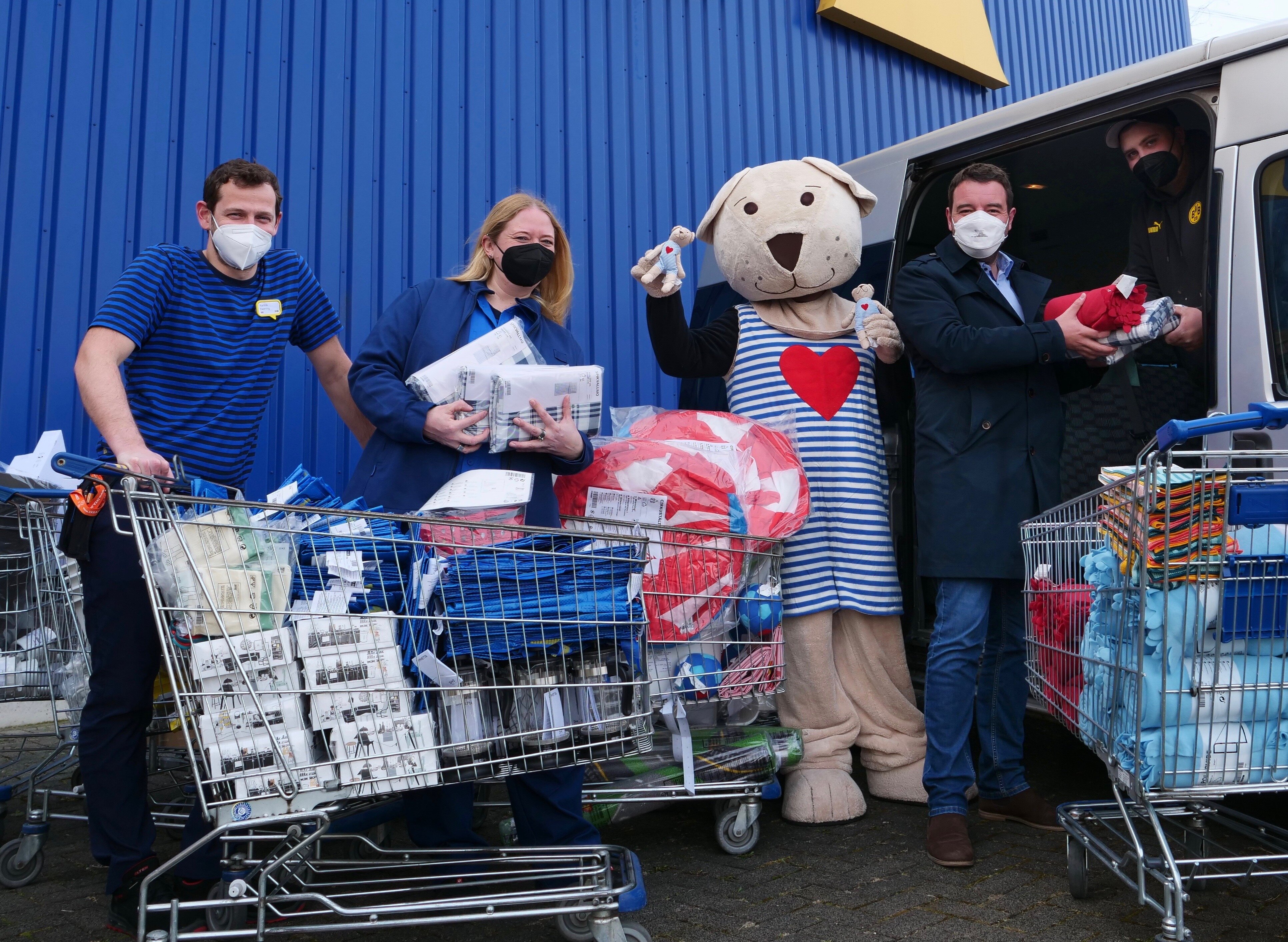 Yannik Ewering, Katrin Meier, Maskottchen "Fabler Björn" (alle IKEA) mit Bürgermeister Adrian Schäfer und Felix Riemann