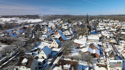 Luftbild Christus-Kirche im Schnee