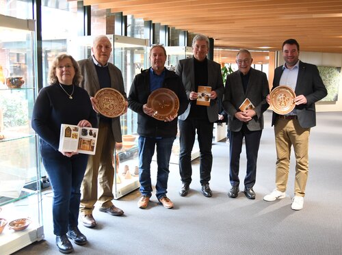 Bild Vitrinenausstellung Töpferei Niehenke LK OS Bild Vitrinenausstellung Töpferei Niehenke LK OS