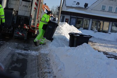 Eindrücke vom heutigen Testbetrieb der Müllabfuhr in Melle. Foto: M. Kluwe, AWIGO LOGISTIK. Eindrücke vom heutigen Testbetrieb der Müllabfuhr in Melle. Foto: M. Kluwe, AWIGO LOGISTIK.