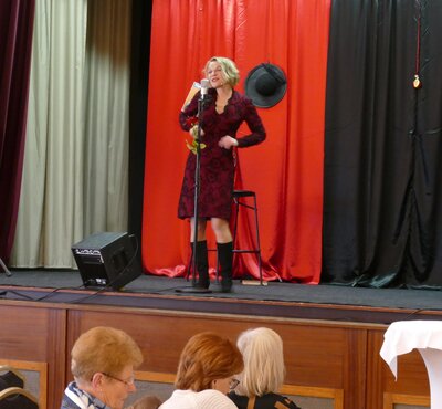 Schauspielerin Jutta Seifert in der Moderne Schauspielerin Jutta Seifert in der Moderne