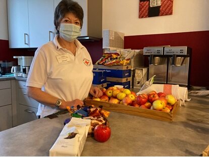 Sylvia Appelt vom DRK Hasbergen bei der Vorbereitung des „Imbiss to go“ nach der erfolgten Blutspende Sylvia Appelt vom DRK Hasbergen bei der Vorbereitung des „Imbiss to go“ nach der erfolgten Blutspende