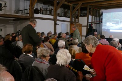 Kino auf der Diele - Männer beim Eis verteilen 