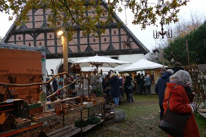 Stand vor altem Fachwerkgebäude