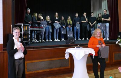 Abschlußworte und das Ensembles bekam durch die Gleichstellungsbeauftragte noch Taschen mit den Hüggelzwergen überreicht Abschlußworte und das Ensembles bekam durch die Gleichstellungsbeauftragte noch Taschen mit den Hüggelzwergen überreicht