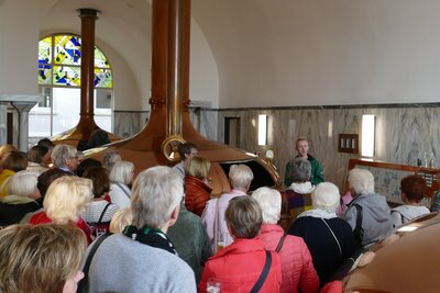 Braumeister Marvin Knebel mit den Landfrauen im Sudhaus