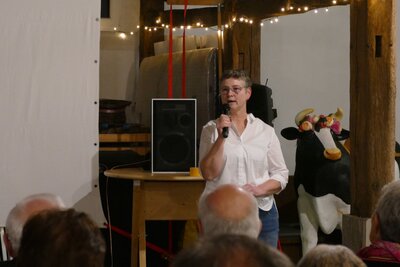 Annemarie große Börding begrüßt zum Kino auf der Diele