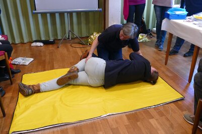 Petra Kirk und Tochter Nicole erklären die stabile Seitenlage
