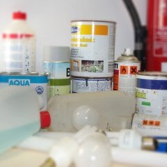 Sonderabfälle wie die hier abgebildeten können Privathaushalte beim AWIGO-Schadstoffmobil entsorgen