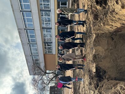 v.l. Thomas Weißenburg (Schulleiter SARB), Dominik Hochkeppler (Stv. Abteilungsleitung Schule, Kultur und Jugend), Felicitas Dölling (Schulleiterin Hüggelschule), Andreas Heckel (Schulausschussvorsitzender), Bürgermeister Adrian Schäfer, Thorsten Bick (Architekt), Vanessa Wischemeyer (Bauunternehmen Wischemeyer)