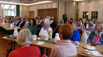 Frau Rüther macht Atemübungen