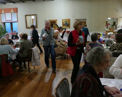 Vorstandsmitglieder halfen den Nikolaus beim Geschenke verteilen 2024 Vorstandsmitglieder halfen den Nikolaus beim Geschenke verteilen 2024