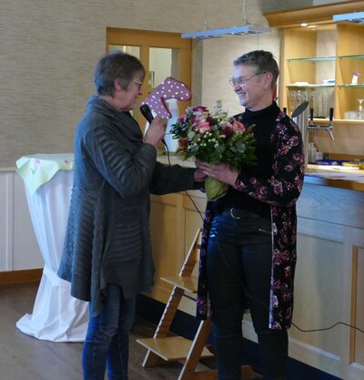Gabi Völler überreicht einen Blumenstrauß an Annemarie Große Börding Gabi Völler überreicht einen Blumenstrauß an Annemarie Große Börding