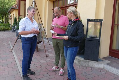 Annemarie Große Börding übereicht eine kleine Aufmerksamkeit für die interssante Führung