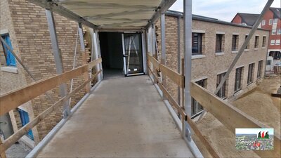 Blick von der Brückenkonstruktion zu Haus C