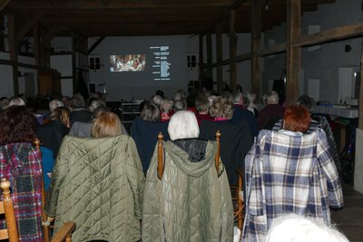 Ein Blick von hinten auf die Leinwand