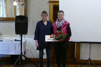 Gabi Völler überreicht Annemarie Große Börding Blumenstrauß und Merci 2023