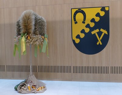 Erntekrone und Wappen im Foyer 1 Erntekrone und Wappen im Foyer 1