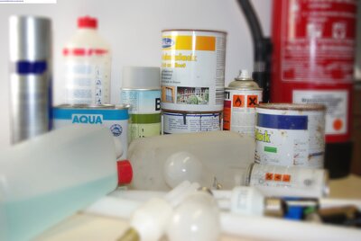 Sonderabfälle wie die hier abgebildeten können Privathaushalte beim AWIGO-Schadstoffmobil entsorgen