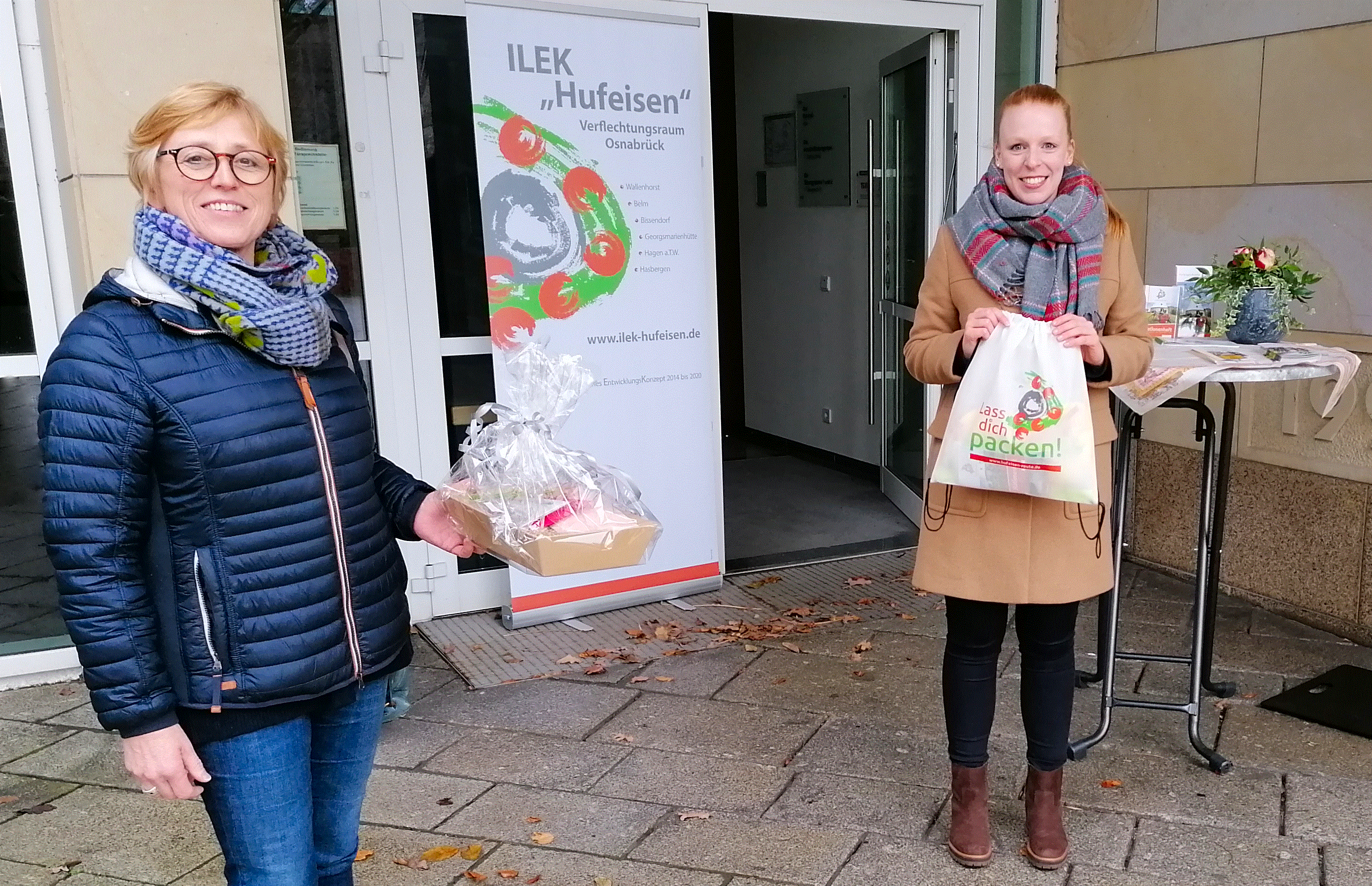 Gewinnerin Maria-Anna Bellmann erhält Gutscheine von Regionalmanagerin Mona Berstermann