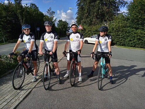 Mario Marxen, Florian Prochaska, Markus Köster und Christian Lachmann im Rennradtrikot der Vereinsfarben „ schwarz-weiß“ Mario Marxen, Florian Prochaska, Markus Köster und Christian Lachmann im Rennradtrikot der Vereinsfarben „ schwarz-weiß“
