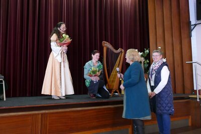 Marita Tolksdorf-Krüwel und Annemarie Große Börding übereichen am Schluss Blumen Marita Tolksdorf-Krüwel und Annemarie Große Börding übereichen am Schluss Blumen