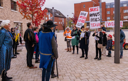 Teilnehmer Rathaussturm auf dem Vorplatz Teilnehmer Rathaussturm auf dem Vorplatz