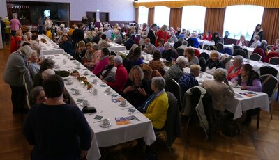 Der Saal füllt sich bei Thies in Gaste Der Saal füllt sich bei Thies in Gaste