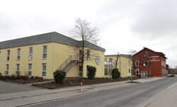 Blick von der Tecklenburger Straße auf Seniorenresidenz und ehemalige Gaststätte