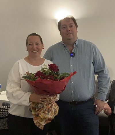 Der Vorsitzende Sören Korf verabschiedet Kristina Straube