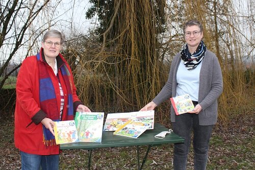 Annemarie Große Börding (rechts) übergibt Frau Doris Beckmann, Leiterin der Bücherei St. Josef Hasbergen, Kinderbücher mit Wissenswertem zur Landwirtschaft. Annemarie Große Börding (rechts) übergibt Frau Doris Beckmann, Leiterin der Bücherei St. Josef Hasbergen, Kinderbücher mit Wissenswertem zur Landwirtschaft.